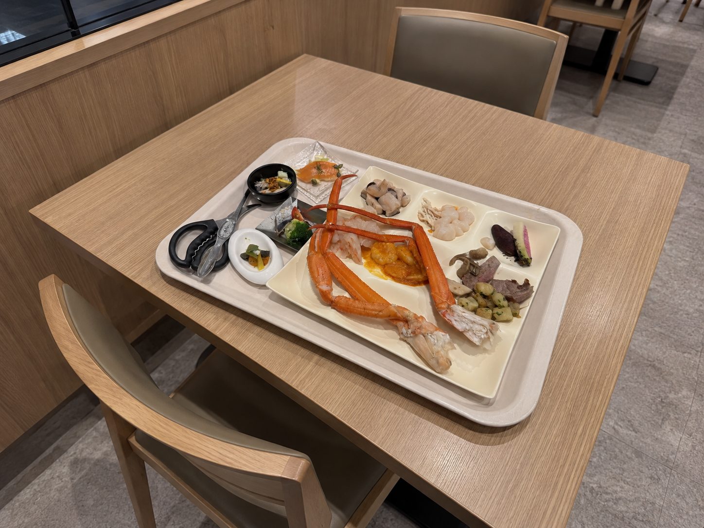 미도리노카제 리조트 저녁 뷔페에서 담은 게 다리와 해산물 접시