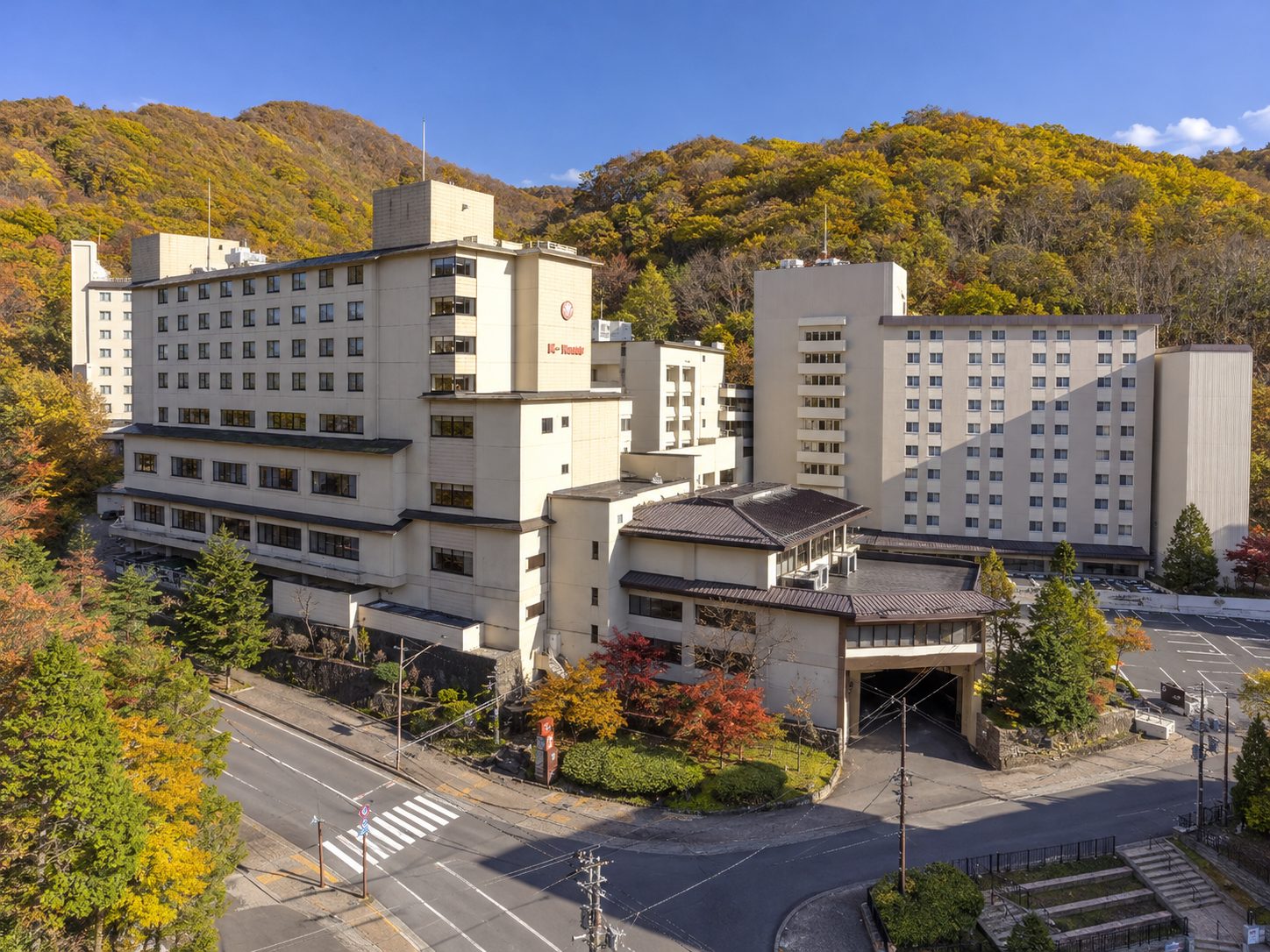 다이이치 타키모토칸 숙소 건물들과 앞 도로