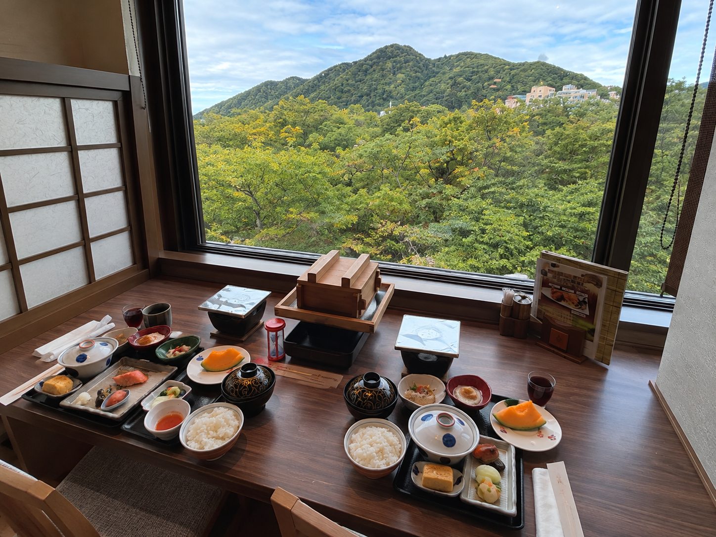 유라쿠소안 창가 자리 아침 한 상, 창밖으로 산